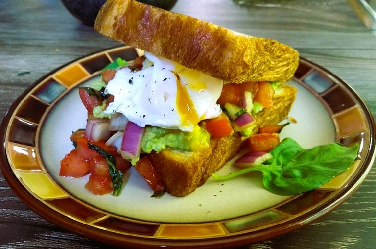 vegetarian breakfast sandwich with 2 slices of bread